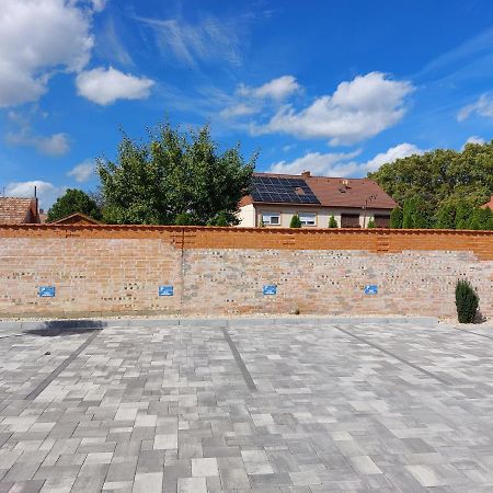 Linden Apartman 106 - Adults Only Mosonmagyarovar Bagian luar foto