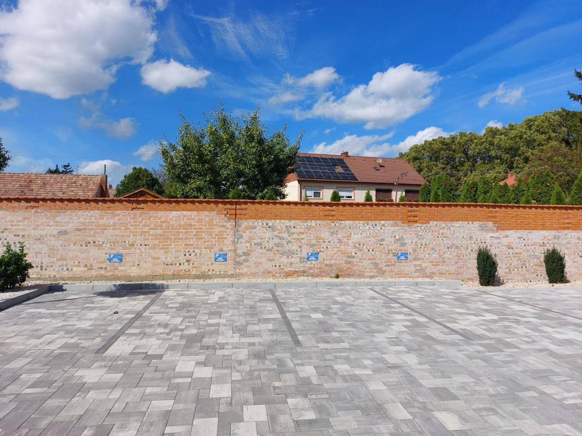 Linden Apartman 106 - Adults Only Mosonmagyarovar Bagian luar foto