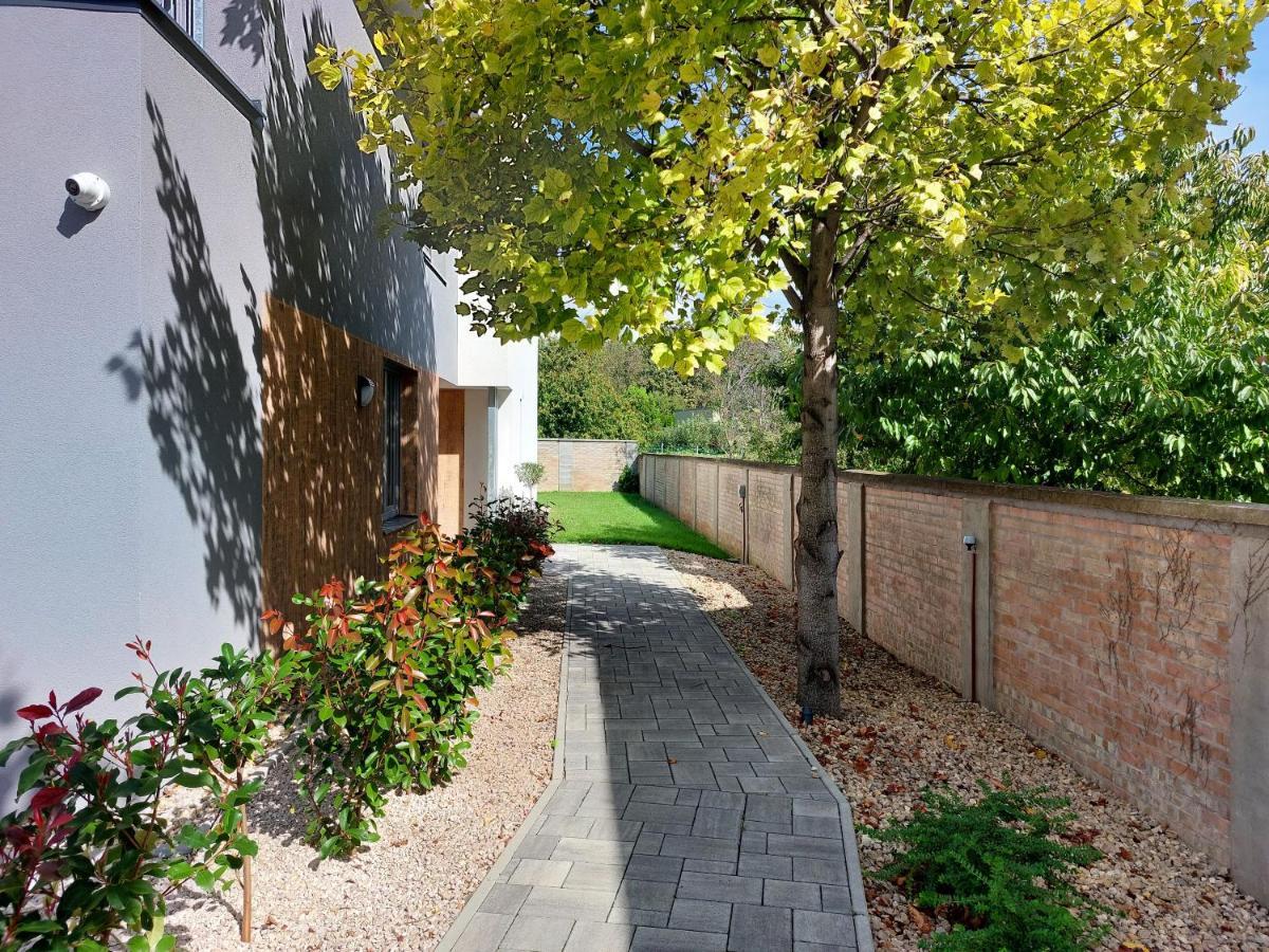 Linden Apartman 106 - Adults Only Mosonmagyarovar Bagian luar foto